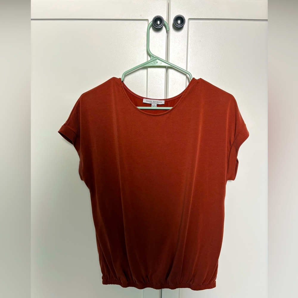 Los Angeles GREEN ENVELOPE- t-shirt with shirt sleeves and gathered waist.